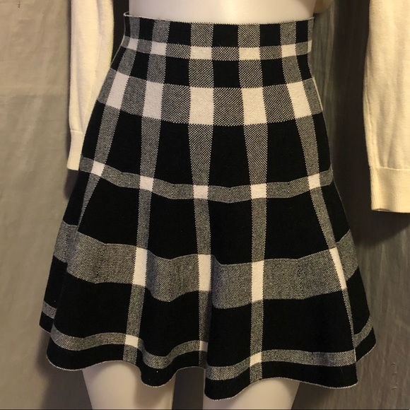 Boutique By The Bay Dresses & Skirts - This is a one size plade skirt